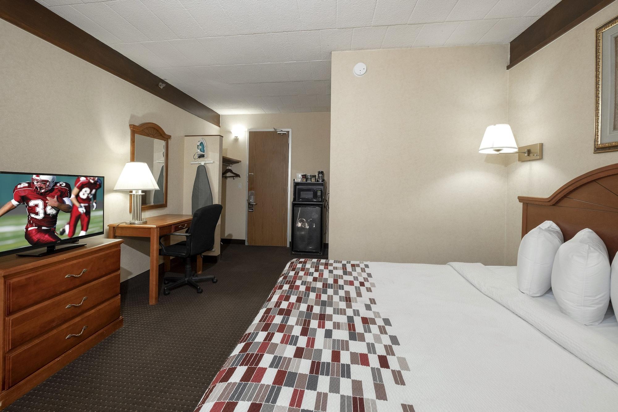 Red Roof Inn And Suites Newark - University Exterior photo